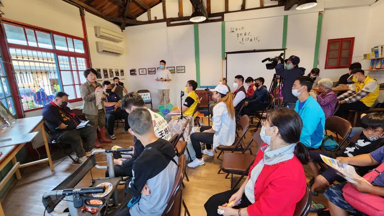 候選人回應選民提問。黃瑞娟攝