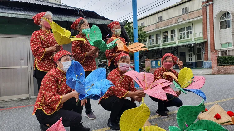 北林靚靚的丈母娘表演客家舞蹈為座談會開場。黃瑞娟攝
