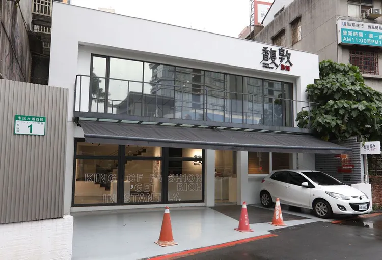 台北松山區近期新案「勝輝馥敦」規劃8－14坪套房，現推出廣告戶1388萬起，成為小資族入主台北蛋黃區的首選，圖為接待中心外觀。資料畫面