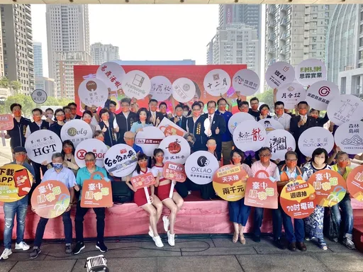 第1個「百萬現金」被抱走了 台中購物節首位幸運兒是老師