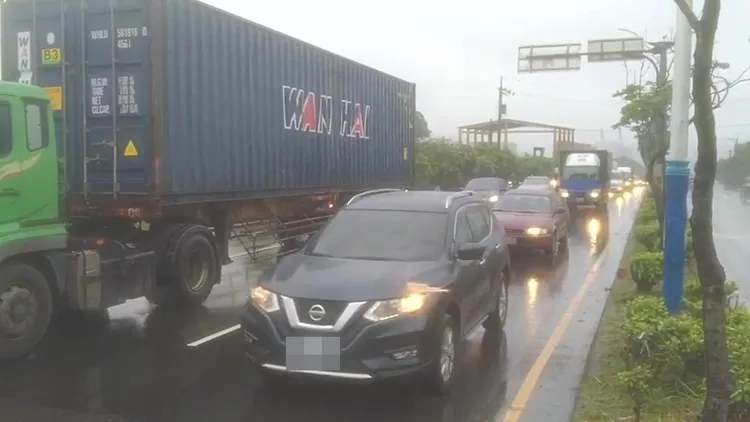 今天一早新台五路湧入上班車潮。翻攝畫面