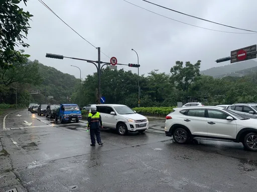 國1南下汐止段走山天天紫爆 基隆警建議「走這邊」避塞車