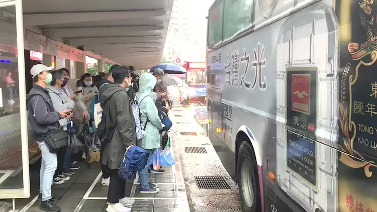 警方建議儘量利用大眾運輸工具。翻攝畫面