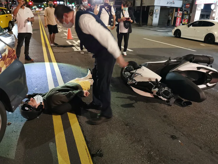 計程車駕駛上前查看騎士狀況。陸運鋒攝