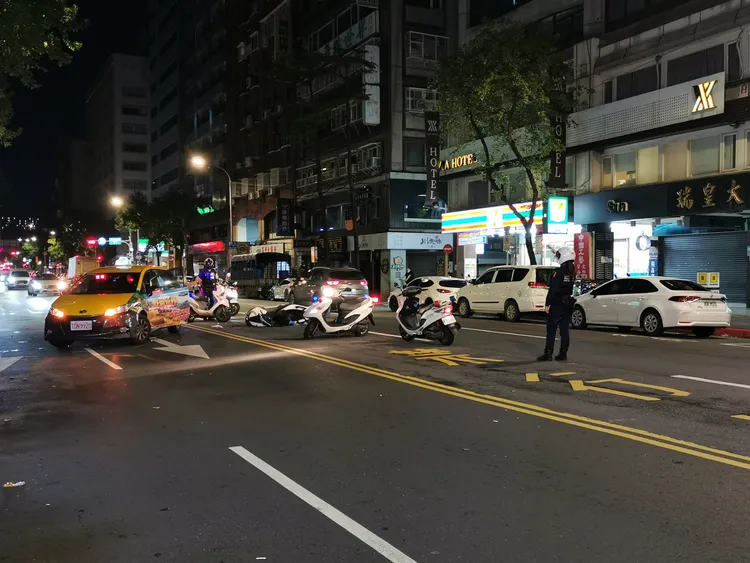 計程車當時違規迴轉，與同向直行機車發生車禍。陸運鋒攝