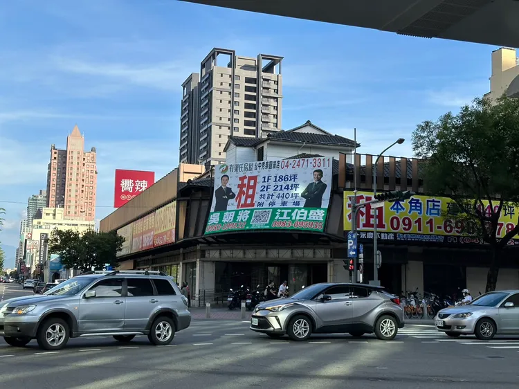五權西路人車潮眾多，百萬角店過去皆為銀行業承租。王鈞生攝