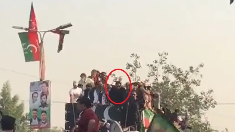 伊姆蘭汗（紅圈者）站在遊行車隊向群眾揮手，突然間槍聲大作，眾人彎身。翻攝推特@iihtishamm