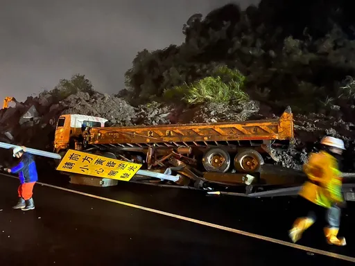 國1汐止段再走山!土石壓卡車撞斷路燈 五堵到汐止封閉改道