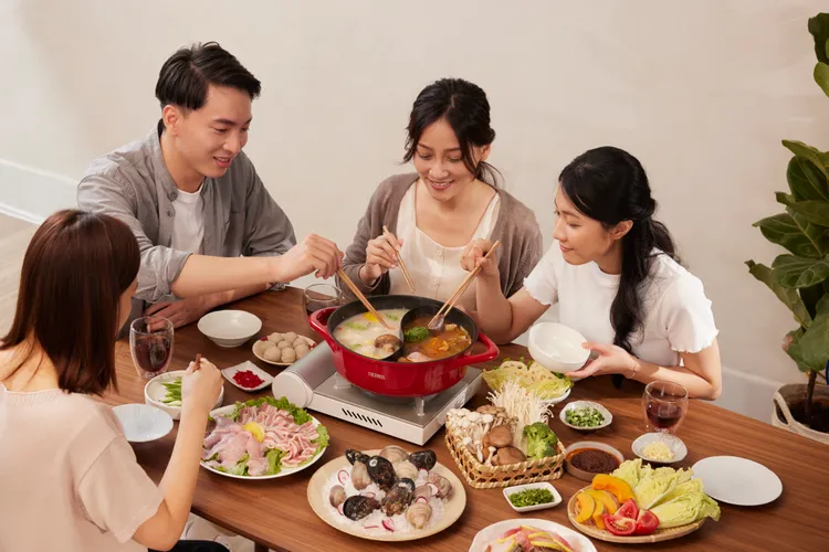 THERMOS巧易不沾壓鑄鴛鴦火鍋28cm，原價3900元，11/2下午3點-11/6消費不限金額加899元可換購。業者提供