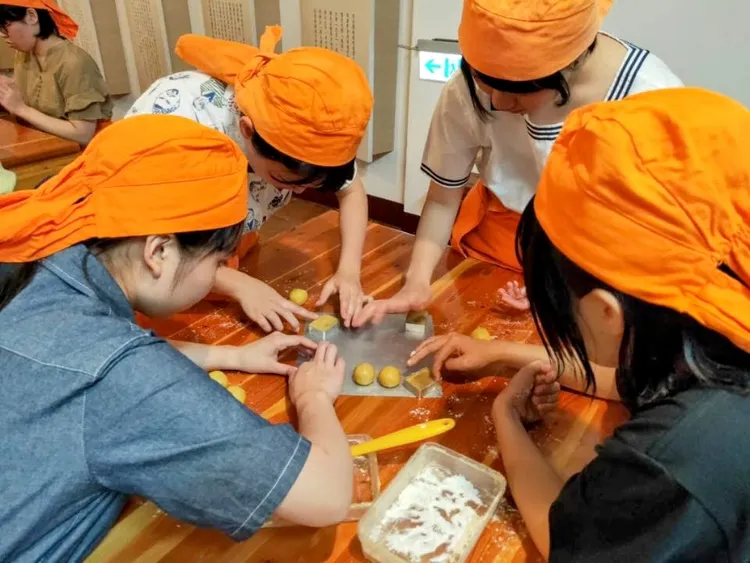 蓮潭低碳實境小旅行，民眾於中外餅鋪體驗DIY製作糕餅。觀光局提供