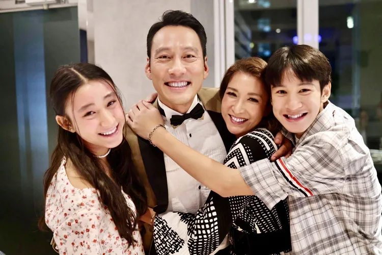 艾力克斯(左二)今年和全家度過難忘的生日。艾迪昇傳播提供