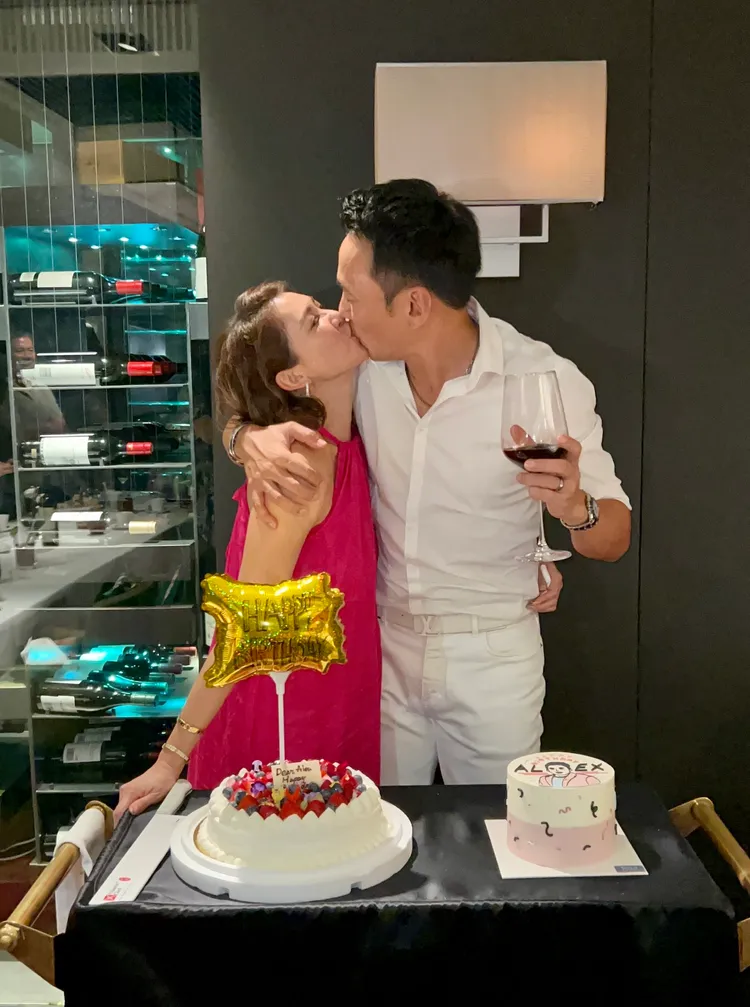 艾力克斯(右)在生日宴上開心親吻老婆李詠嫻。艾迪昇傳播提供