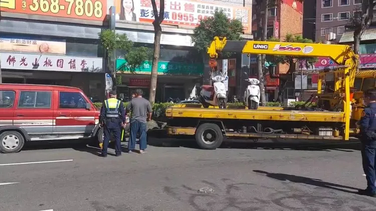 現場拖吊。民眾提供