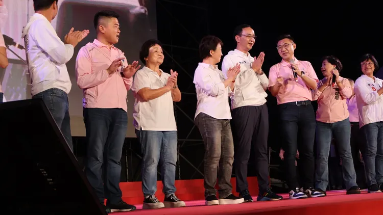 大家合唱「天下的媽媽都是一樣的」。鮮明攝