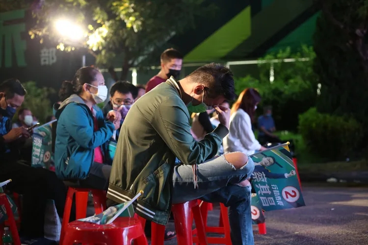 蔡其昌開票現場持續落後對手盧秀燕，支持者難掩失落。曾雪蒨攝