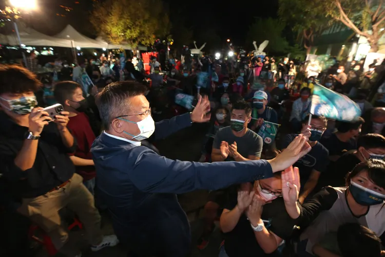 蔡其昌晚間6:50自行宣布敗選，他現身競選總部時受到支持者心疼高呼「蔡其昌加油！」曾雪蒨攝