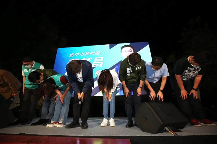 蔡其昌率行動派競選團隊上台跟所有支持台中改變的支持選民感謝。曾雪蒨攝