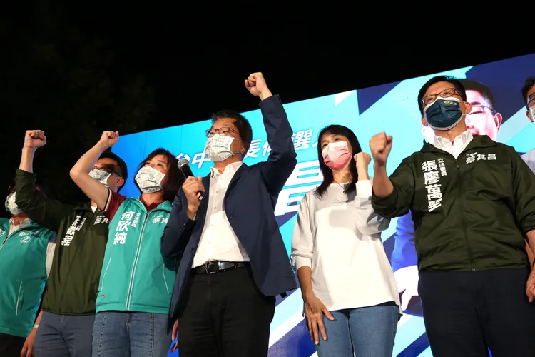 現場民眾一起幫蔡其昌加油，蔡其昌跟大家一起幫自己與台中加油！曾雪蒨攝