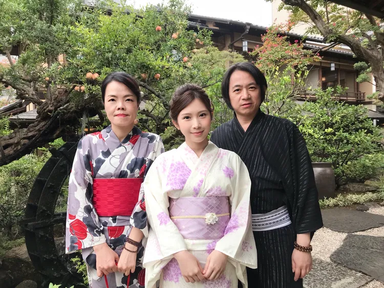 經紀人康姊(左起)、鄭家純與徐震諒老師。千巡影世提供