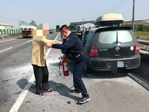 台86線兩車擦撞火燒車 老翁受困警即刻救援