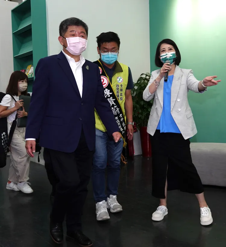 吳思瑤(右)批蔣萬安提出的政策很草包，應已為全民共識。陳德興攝