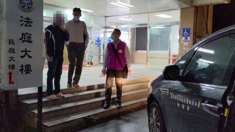 蒲男欠稅拒繳(左一)遭法院裁定管收3個月。行政執行署新北分署提供