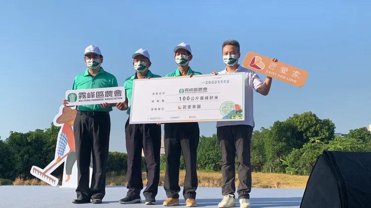 霧峰農會推動友善耕作也不忘做公益，慶農會百年也捐贈100公斤香米給8個社會福利團體。曾雪蒨攝