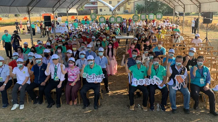 認養霧峰農會輔導良田的83家企業代表一起在稻田中欣賞稻浪、品嘗米料理。曾雪蒨攝