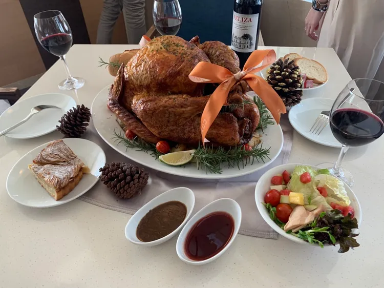 和逸飯店‧高雄中山館Cozzi THE Roof餐廳在感恩節推出「爐烤火雞家庭分享餐」。吳慧芬攝