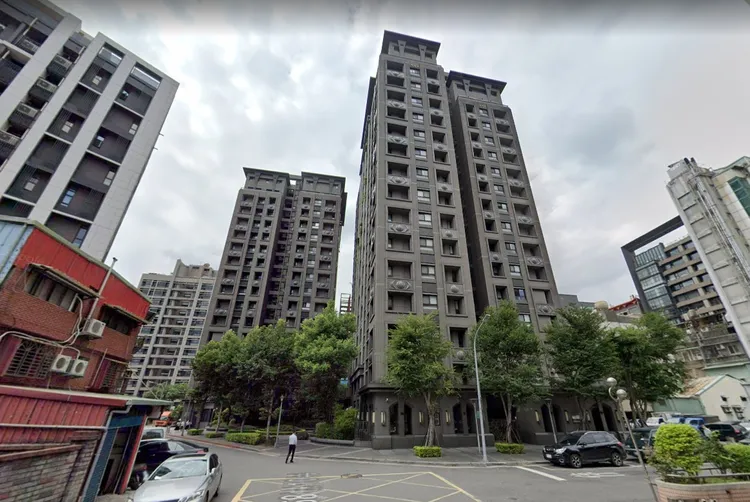 南京東路三段今年有部分社區賣房賺錢，例如中山區的「文華麗舍」41.68坪的3樓某戶，8月份以3488萬元成交、持有7年獲利132萬元。翻攝Google map