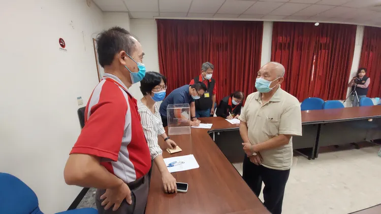 抽籤落敗未當選的張肇鴻（右）當場向選委會表態要驗票，選委會表示要公告當選人後，才能向法院聲請驗票。楊永盛攝