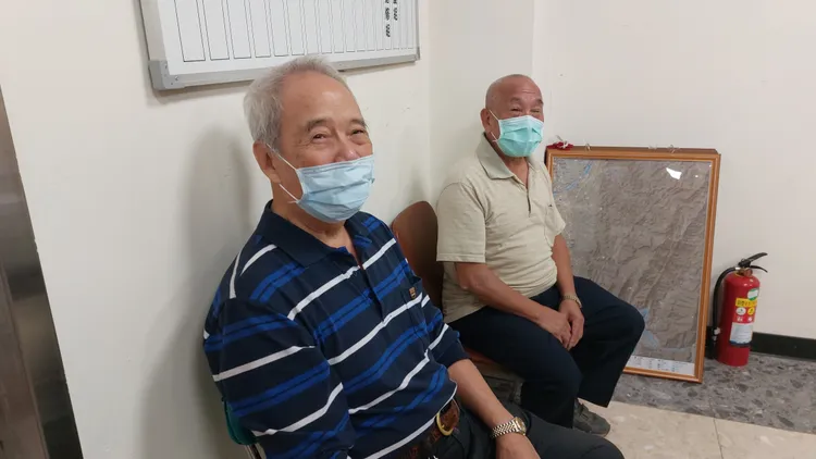 公館鄉福基村長葉步謀（左）和張肇鴻同票，上午抽籤前，2人都說有虔誠拜拜求好運。楊永盛攝