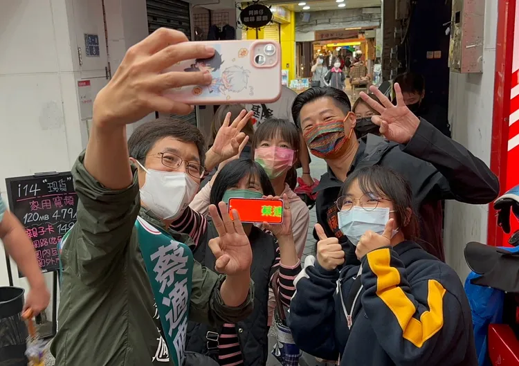 蔡適應在最後衝刺階段，在掃街都一定要與支持者合照。蔡適應競總提供