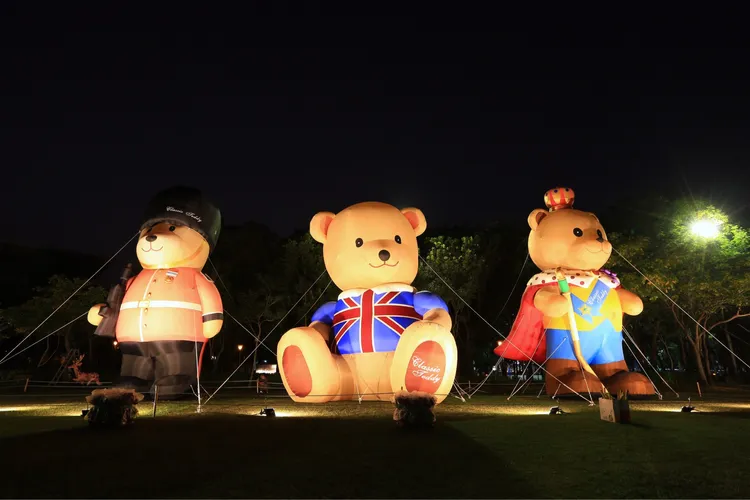 泰迪熊in新營夜間亮燈。台南觀旅局提供