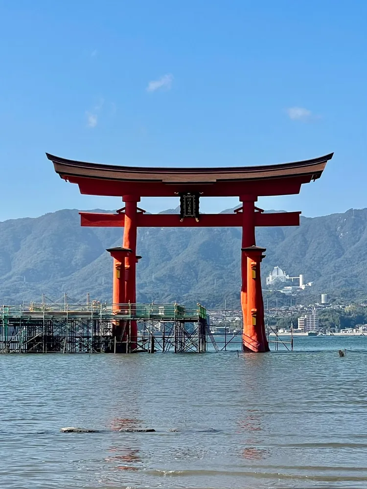 宮島內擁有必訪的世界遺產「嚴島神社」。曾仲葳攝