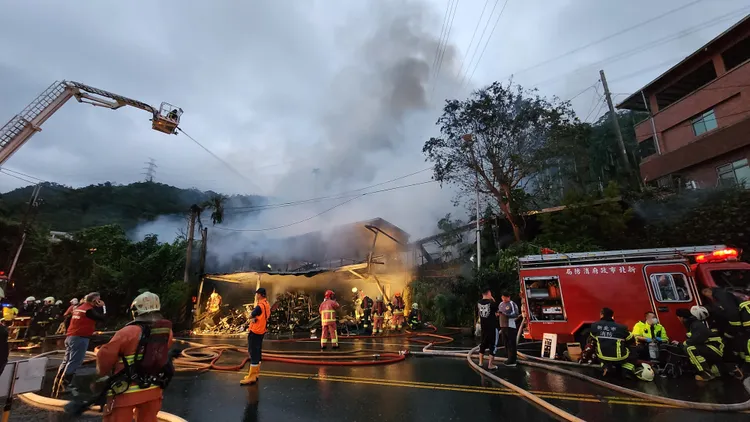 天亮了，消防隊持續灑水降溫。黃仲瑜攝