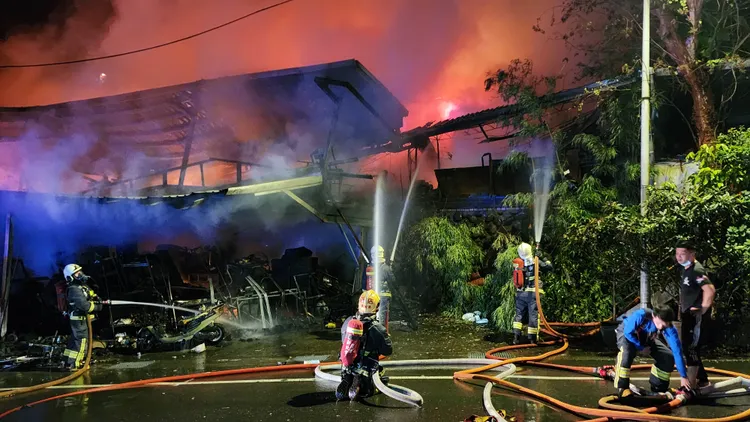 消防隊搶救中。黃仲瑜攝