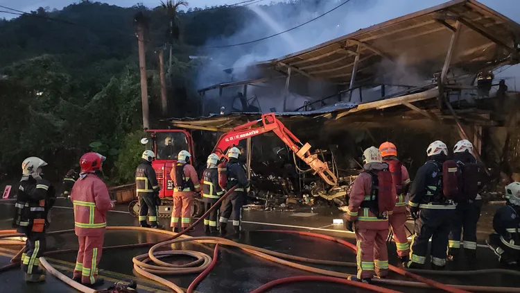 消防隊出動怪手到場協助。黃仲瑜攝