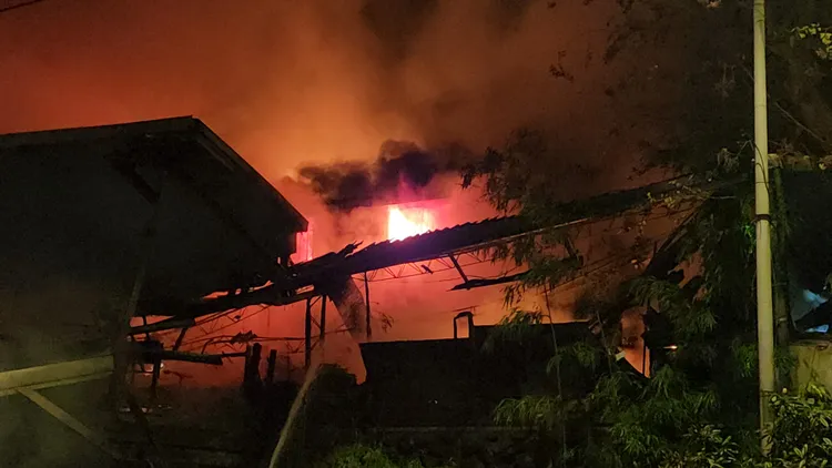 平房內不斷有火舌竄出。黃仲瑜攝