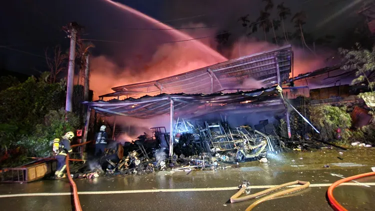 平房下方鐵皮倉庫內部物品全部燒毀。黃仲瑜攝