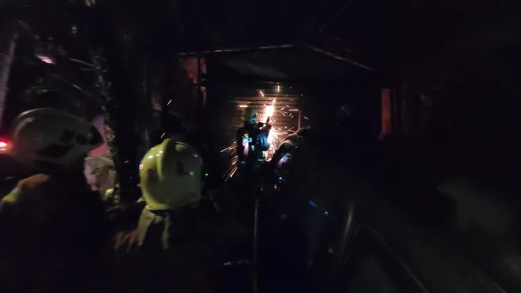 消防隊在破壞入口鐵捲門。黃仲瑜攝