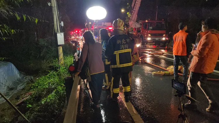 消防隊在詢問關係人（左一）屋內狀況。黃仲瑜攝