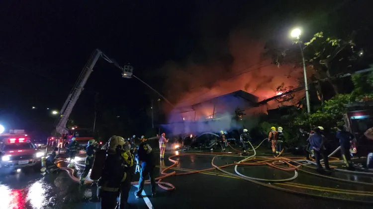 消防隊多條水線灌救，雲梯車也升空射水搶救。黃仲瑜攝