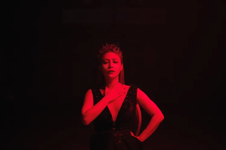 艾怡良變身魔鏡皇后。天地合提供