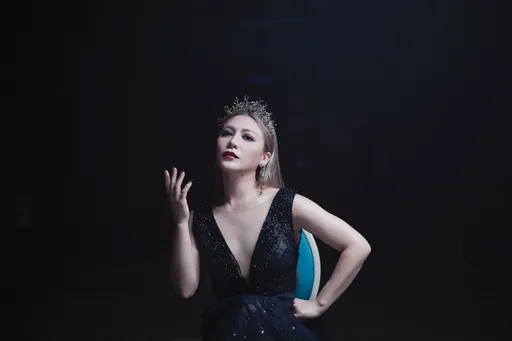 艾怡良變身高傲魔鏡皇后　顛覆暗黑童話「根本就是我」