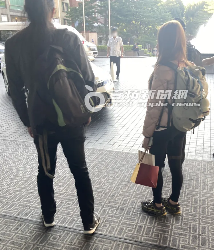 曾格爾（右）與長髮男合送黃楚琪上車。特勤中心攝