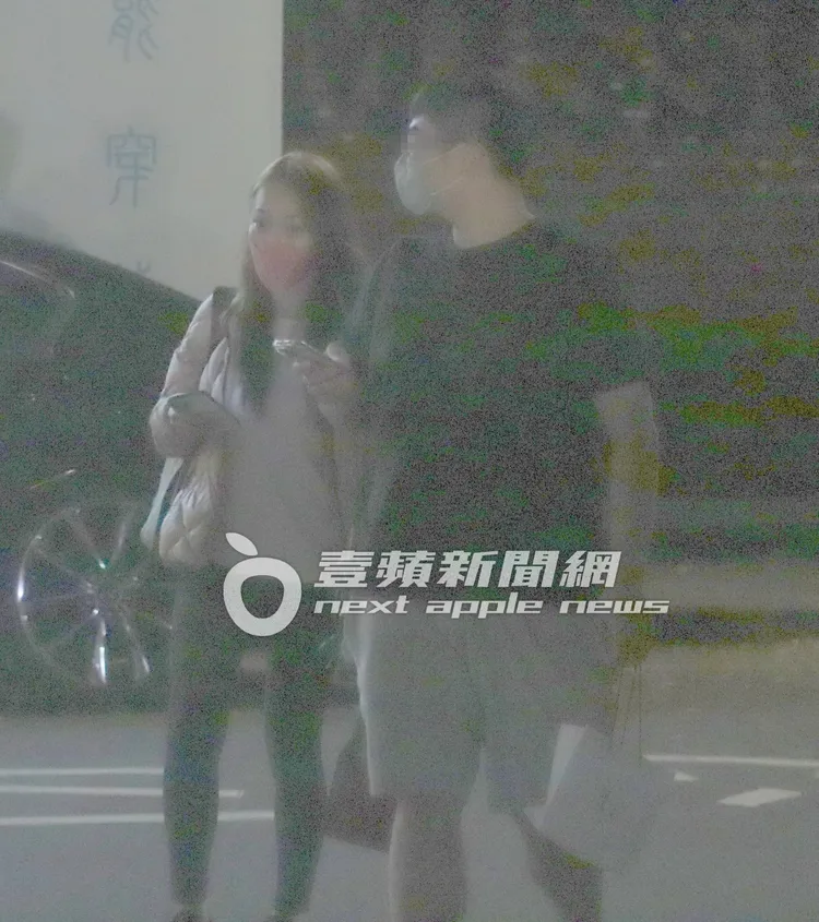 曾格爾（左）與黑衣男一同過馬路。特勤中心攝