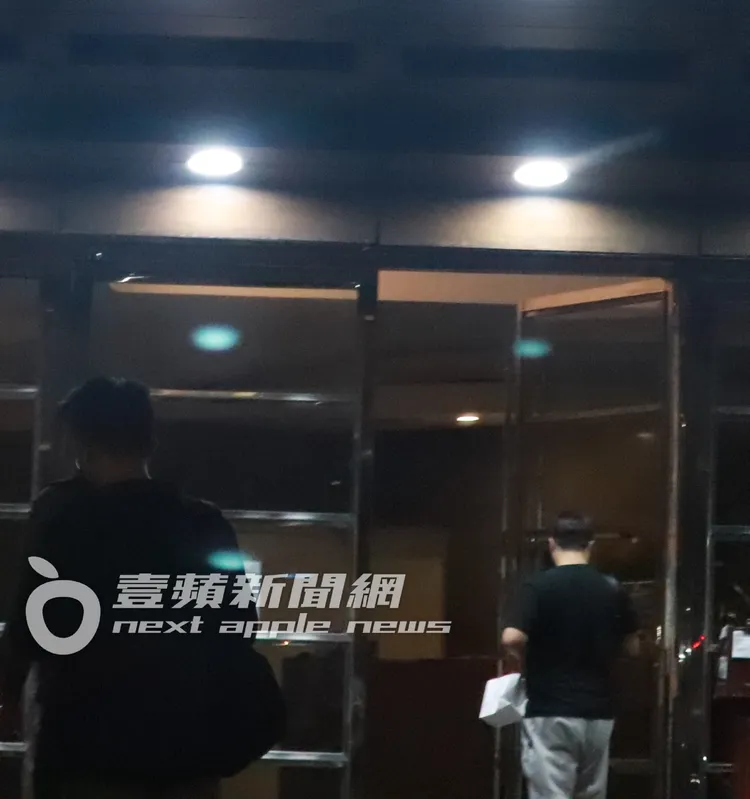 一起上車離開後，黑衣男又下車走進國聯大飯店。特勤中心攝