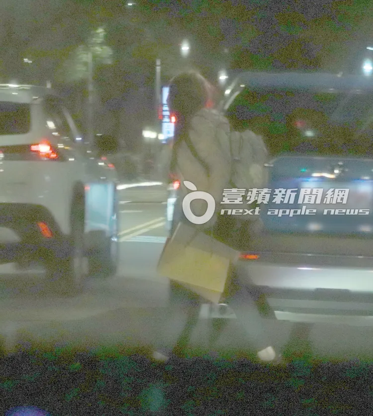 曾格爾下車後未走斑馬線就過馬路回家。特勤中心攝