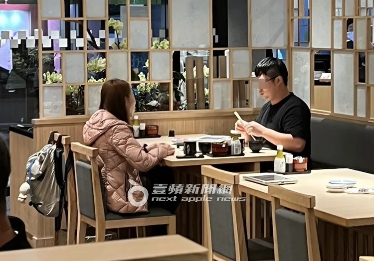 2人對坐一起點壽司，沒有什麼情愫。特勤中心攝